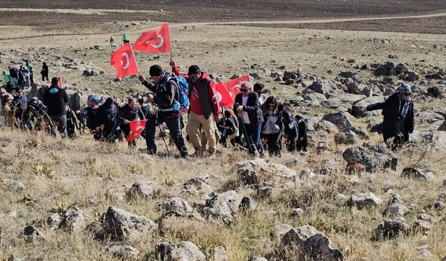 Öğretmenler 2 bin 600 yıllık Zernaki Tepe'sine yürüdü