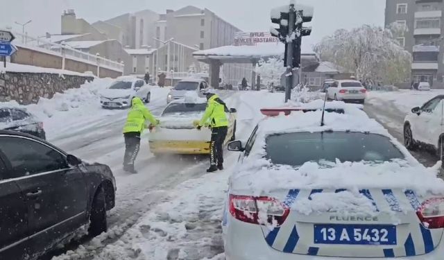 Bitlis’te Yolda Mahsur Kalan Sürücülere Trafik Ekiplerinden Yardım Eli