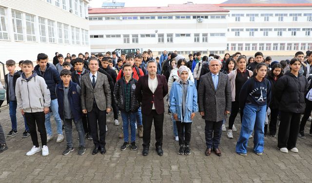 Bitlis İl Milli Eğitim Müdürü Gür, İlk Ders Zilinde Öğrenci ve Öğretmenlerle Bir Araya Geldi