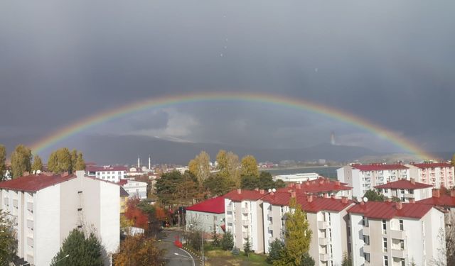 Tatvan’da Yağmur Sonrası Gökkuşağı Şöleni