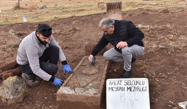 Ahlat Selçuklu Meydan Mezarlığı’nda 109 Yeni Mezar Keşfedildi