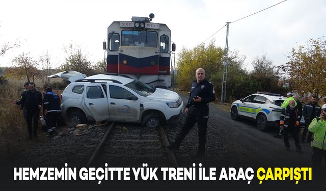 Yük Treni ile Hafif Ticari Araç Çarpıştı: 2 Kişi Yaralandı