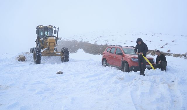 Muş'ta Karda Mahsur Kalan 2 Vatandaş 5 Saatlik Çalışmayla Kurtarıldı