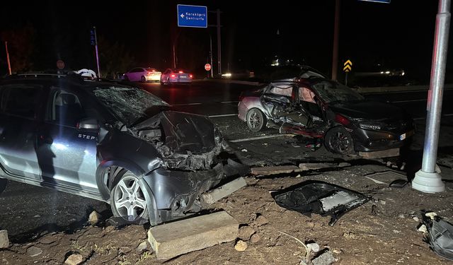 İki Otomobilin Çarpıştığı Kazada 1 Kişi Öldü, 6 Kişi Yaralandı