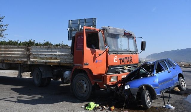 TIR ile Otomobil Çarpıştı: 1 Kadın Öldü, 1 Yaralı