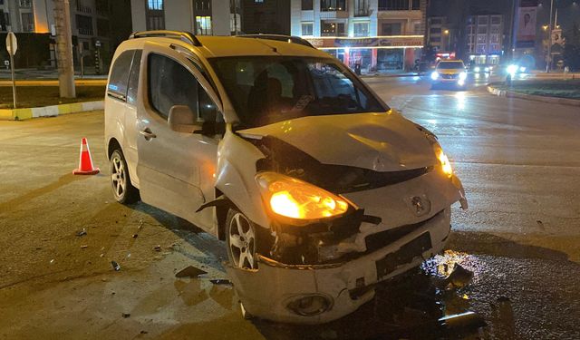 Polis Aracı ile Ticari Araç Çarpıştı: 2'si Polis, 4 Yaralı