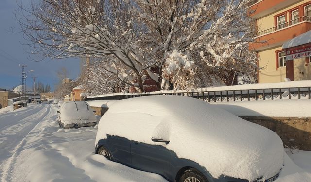 Van'da Araçlar Kara Gömüldü, 88 Yerleşim Yeri Yolu Kapandı