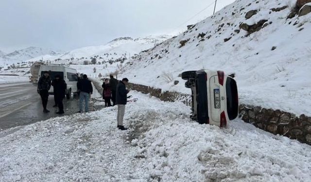 Kontrolden Çıkan Otomobil Devrildi: 3 Yaralı