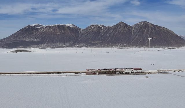 Van Gölü Ekspresi'nin Karlı Kirkor Dağıyla Bütünleşen Manzarası Göz Kamaştırıyor