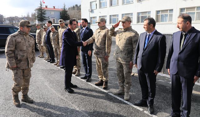 Bitlis Valisi Karakaya, İl Jandarma Komutanlığında Mehmetçik ile Öğle Yemeğinde Bir Araya Geldi