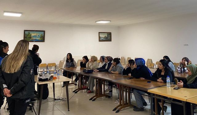 Bitlis'te Kadına Yönelik Şiddetle Mücadele Konferansı Düzenlendi