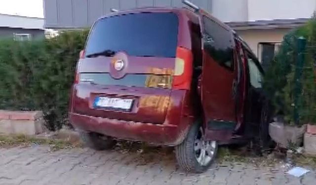 Kontrolden Çıkan Araç Apartman Bahçesine Girdi: 2 Yaralı