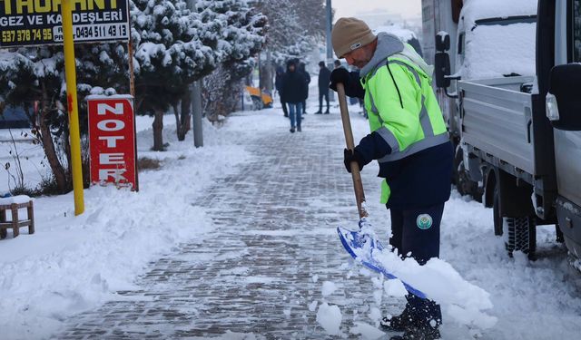 Güroymak'ta Ekipler Sabahın ilk Işıklarında Yol Açma Çalışmalarına Başladı