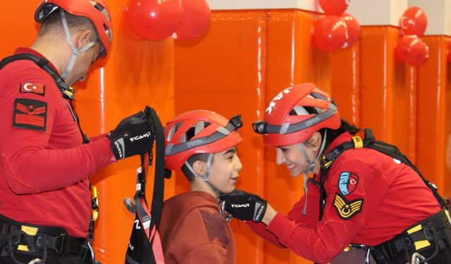 Bitlis’te Jandarma Ekipleri Özel Gereksinimli Çocukların Yüzünü Güldürdü