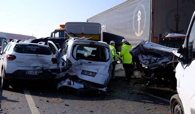 Van'da Zincirleme Trafik Kazasında 1 Kişi Hayatını Kaybetti, 51 Kişi İse Yaralandı (GÜNCELLENDİ)