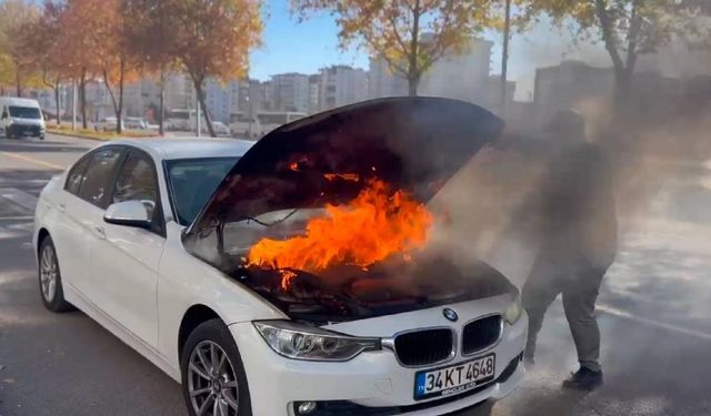 Diyarbakır’da Seyir Halindeki Otomobilin Motoru Alev Aldı