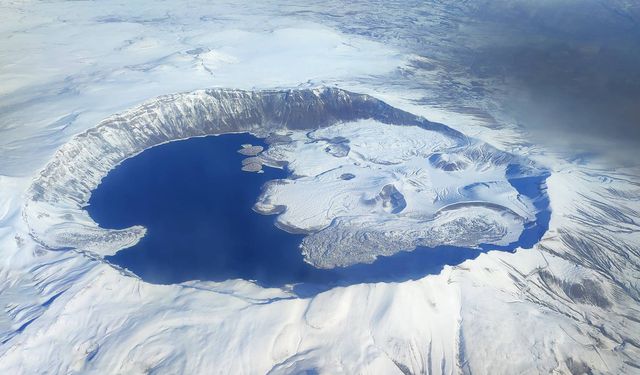 Beyaza Bürünen Nemrut Krater Gölü Yolcu Uçağından Böyle Görüntülendi