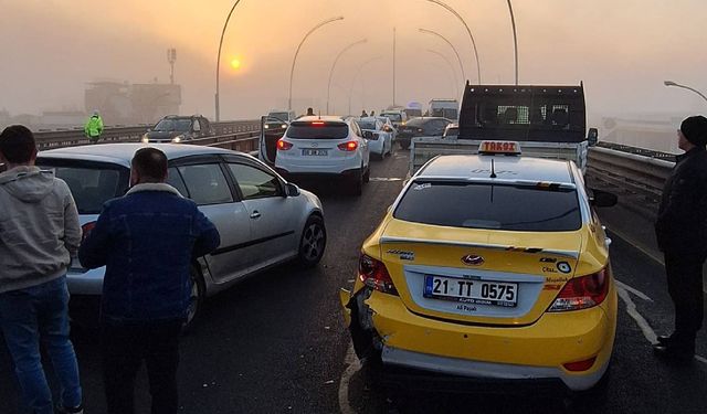 Yoğun Siste 16 Araç Birbirine Girdi: 6 Yaralı