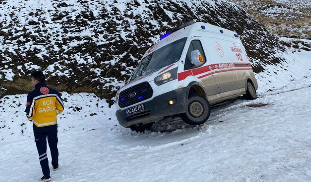 Hasta almaya giderken kara saplanan ambulans kurtarıldı