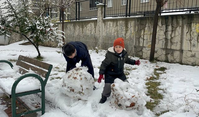 Kar tatilini fırsat bilen çocuklar doyasıya eğlendi