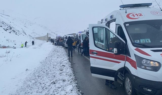 Yolcu Otobüsü Şarampole Devrildi Çok Sayıda Ambulans ve Arama Kurtarma Sevk Edildi