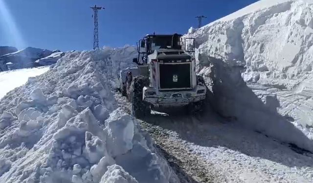 Yüksekova'da 3 Metrelik Karla Zorlu Mücadele: Yollar Tünel Gibi