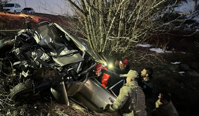 Kaza Yapan Genç, Devrilen Otomobilde Sıkıştı