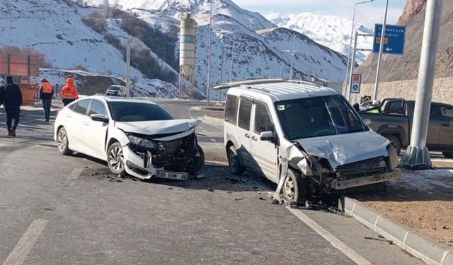 Yüksekova'da Trafik Kazası: 2 Kişi Yaralandı