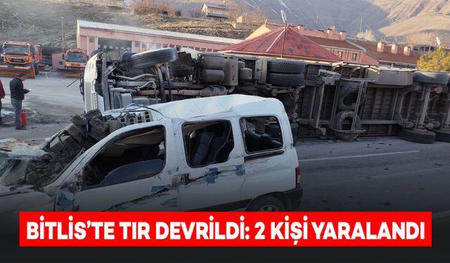 Bitlis'te Direksiyon Hakimiyetini Kaybeden Tır Devrildi: 2 Yaralı