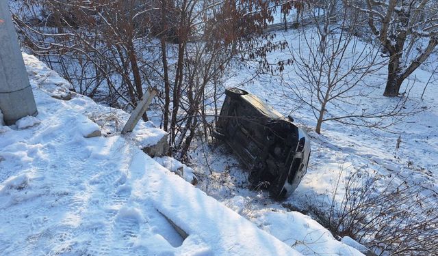 Bitlis’te İstinat Duvarından Düşen Otomobilin Sürücüsü Yaralandı