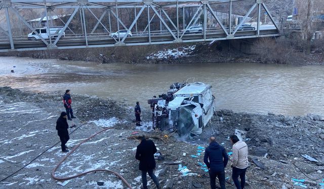 Kontrolden Çıkan Çöp Kamyonu Şarampole Yuvarlandı: 3 Yaralı