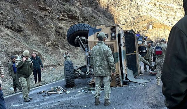 Devrilen askeri araçta 2 kişi yaralandı