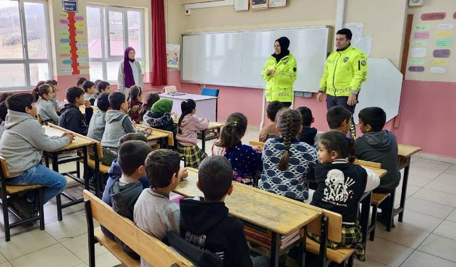 Ahlat'ta polis ekipleri minik öğrencilerle bir araya geldi