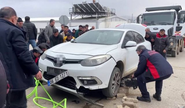 Motokurye Otomobilin Altında Sıkıştı