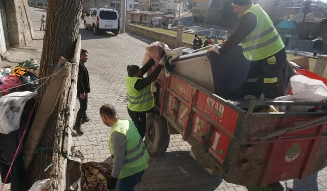 Kötü Koku Gelen Evden 1 Traktör Atık Çıktı, Yardım Eli Uzandı