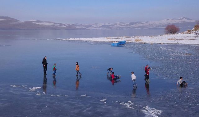 Ahlat'ta Donan Nazik Gölü, Çocukların Doğal Kayak Pisti Oldu