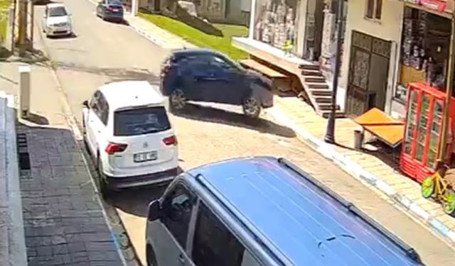 Otomobil Bina Girişine Daldı: Saniyelerle Ölümden Döndü