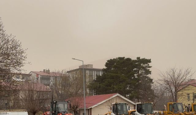 Tatvan’da Çamur Yağdı: Araçlar Tozla Kaplandı