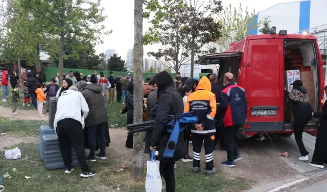 Deprem Sonrası Parklara Akın Eden Vatandaşlar Geceyi Çadırlarda Geçirdi