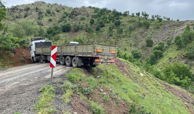 Virajda Mahsur Kalan Tırı Vatandaşlar Kurtardı