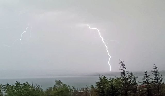 Ahlat Semalarında Şimşekler Görsel Şölen Sundu