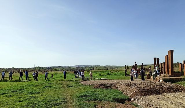 UNESCO Listesindeki Ahlat Selçuklu Meydan Mezarlığı Ziyaretçi  Akınına Uğruyor