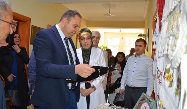Tatvan’da Hayat Boyu Öğrenme Haftası Kapsamında yılsonu Sergisi Açıldı