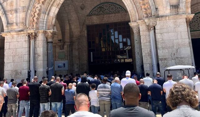 Engellere Rağmen On Binlerce Filistinli Mescid-i Aksa'da Cuma Namazını Kıldı