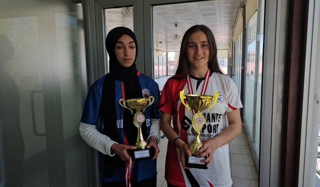 Adilcevazlı Kızlar Voleybol Sahasında Fırtına Gibi Esti: 2 Kupa Birden