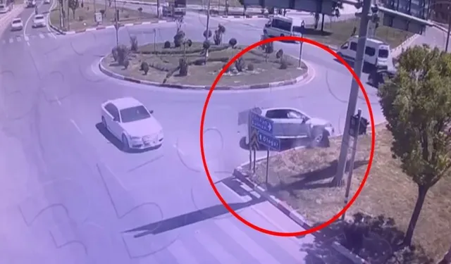 Hatalı Sollama Kazayla Sonuçlandı: Otomobil Refüje Çarptı