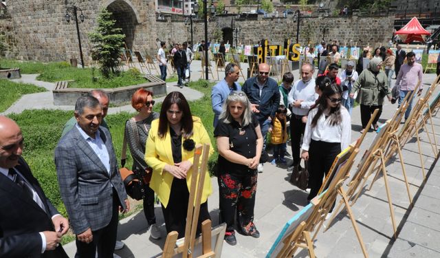 Bitlis'te Nuri İyem’in Anısına 'Birlikte Güzeliz' Resim Sergisi Açıldı