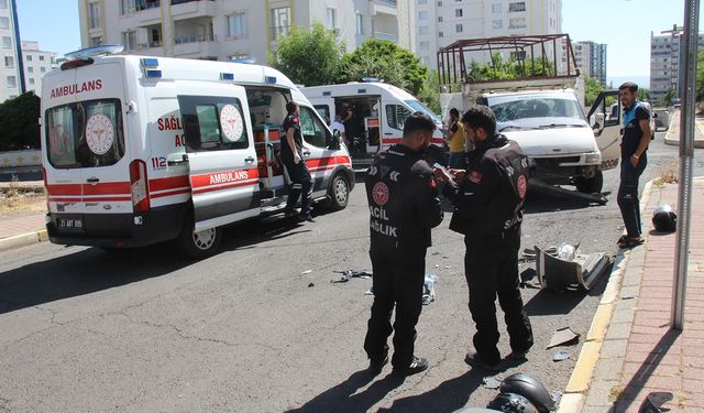 Kamyonet ile Motosiklet Çarpıştı: 2 Yaralı