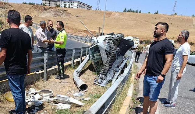 Siirt’te Takla Atan Otomobil Refüje Çıktı: Sürücü Yara Almadan Kurtuldu