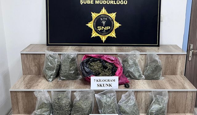 Araç İçinde Yapılan Aramada 7 Kilo Skunk Ele Geçirildi
